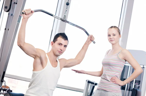 Ginásio homem e mulher fazendo exercício — Fotografia de Stock