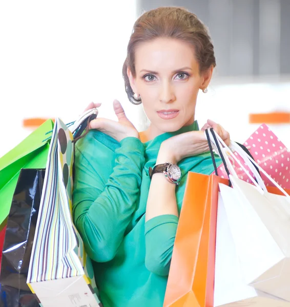 Winkelen vrouw met kleur zakken — Stockfoto