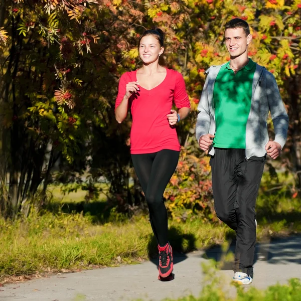 Joven y mujer corriendo — Foto de Stock