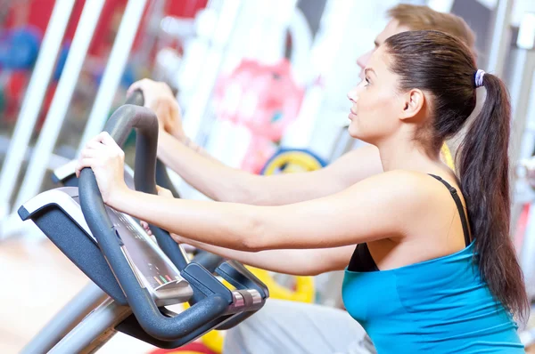 In the gym doing cardio cycling training — Stock Photo, Image