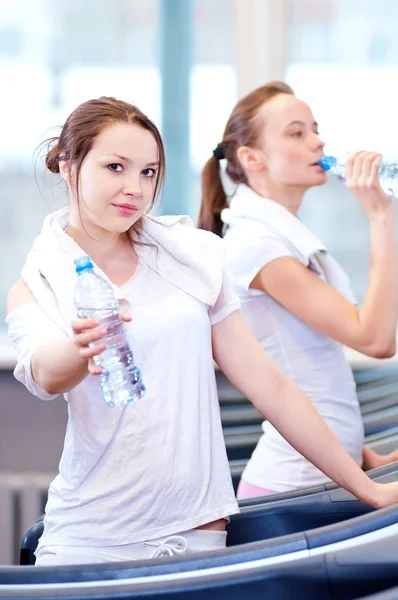 Mujeres bebiendo agua después de los deportes — Foto de Stock