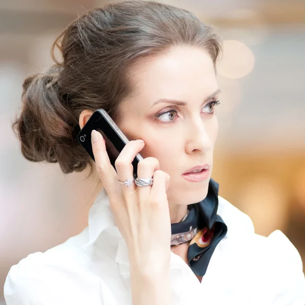 Beautiful business woman talking on cell phone — Stock Photo, Image