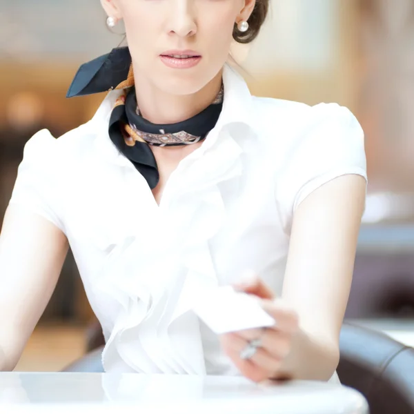 Business woman showing her blank business card — Stock Photo, Image