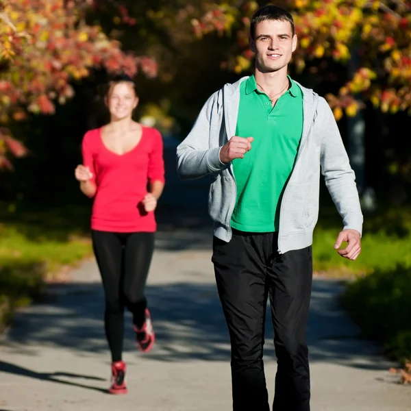 Jonge man en vrouw jogiing — Stockfoto