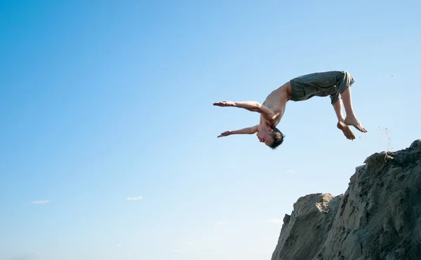 Jeune homme excité sautant dans l'air — Photo