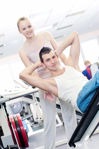 Tělocvična muž a žena, která dělá cvičení — Stock fotografie