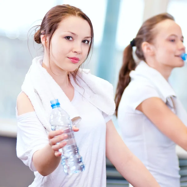 Mujeres bebiendo agua después de los deportes — Foto de Stock