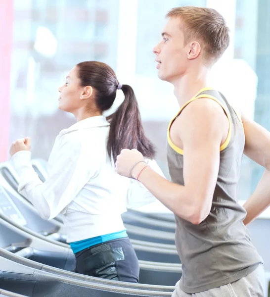 Donna e uomo in palestra che esercitano — Foto Stock