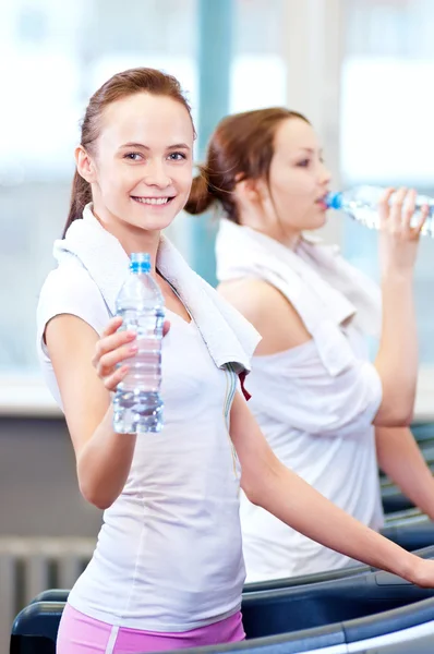 Vrouwen drinkwater na sport — Stockfoto