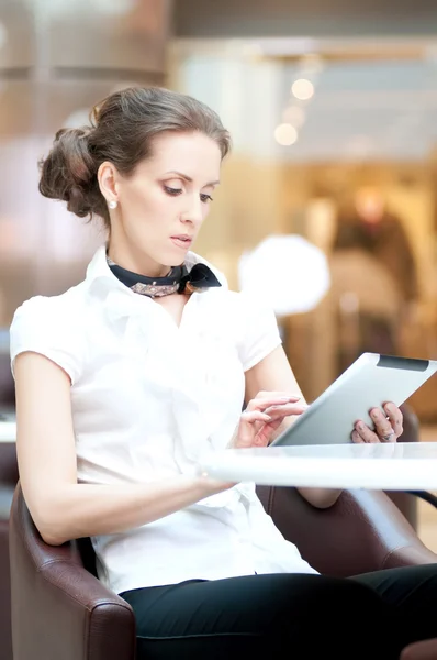 Mulher de negócios usando tablet na pausa para almoço no café — Fotografia de Stock