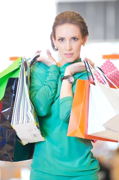 Shopping-Frau mit Farbbeutel — Stockfoto