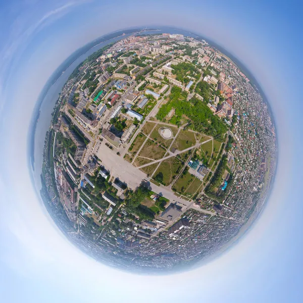 Vue aérienne de la ville depuis l'air - mode petite planète — Photo