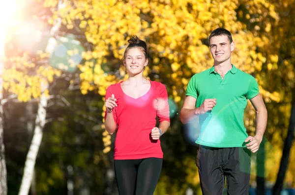 Jonge man en vrouw uitgevoerd — Stockfoto