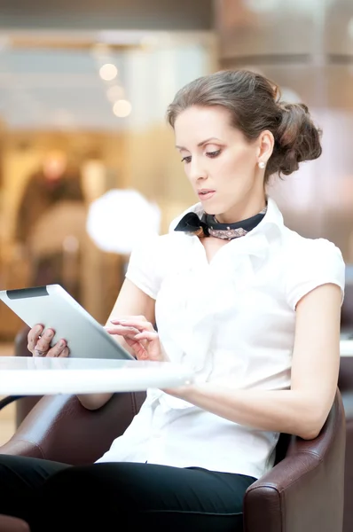 Mujer de negocios que utiliza la tableta en el almuerzo en la cafetería —  Fotos de Stock