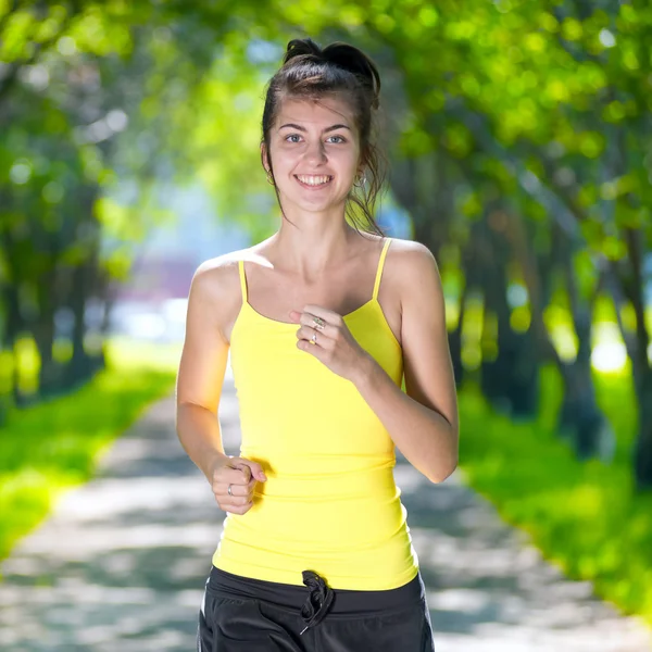 Corredor - mujer corriendo al aire libre en el parque verde —  Fotos de Stock