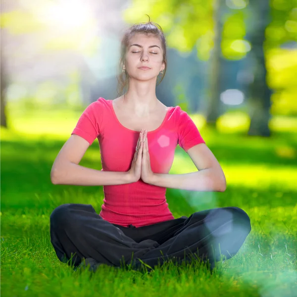 Mujer joven haciendo ejercicios de yoga — Foto de Stock