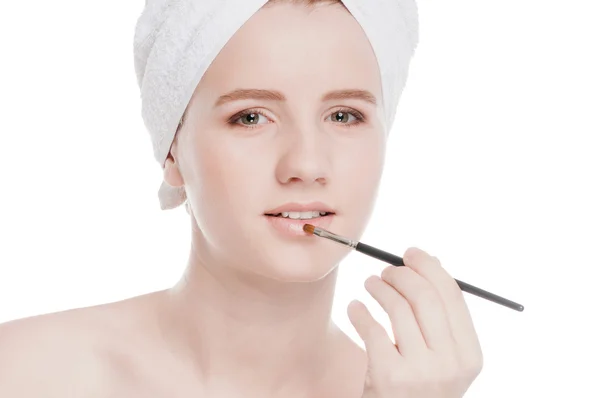 Hermosa mujer con maquillaje cepillo — Foto de Stock