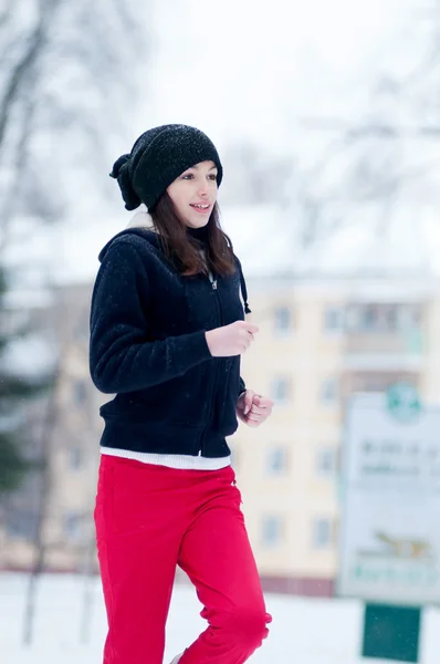 Giovane ragazza che corre in una fredda giornata invernale — Foto Stock