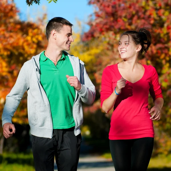 Junger Mann und Frau laufen — Stockfoto
