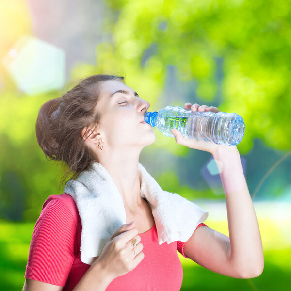 молодая женщина пьет воду