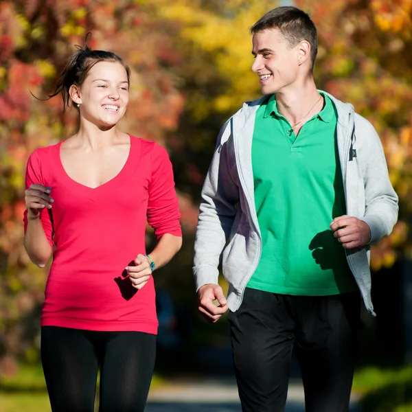 Jonge man en vrouw uitgevoerd — Stockfoto