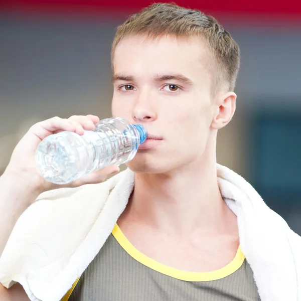 Człowiek wody pitnej po sportowe — Zdjęcie stockowe