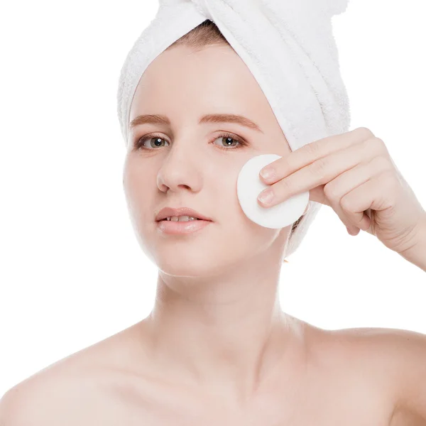 Jeune femme avec une santé parfaite peau du visage — Photo