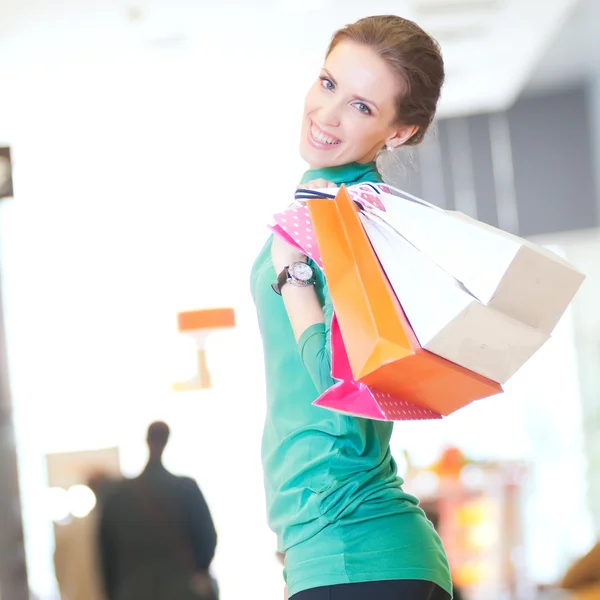 Winkelen vrouw met kleur zakken — Stockfoto