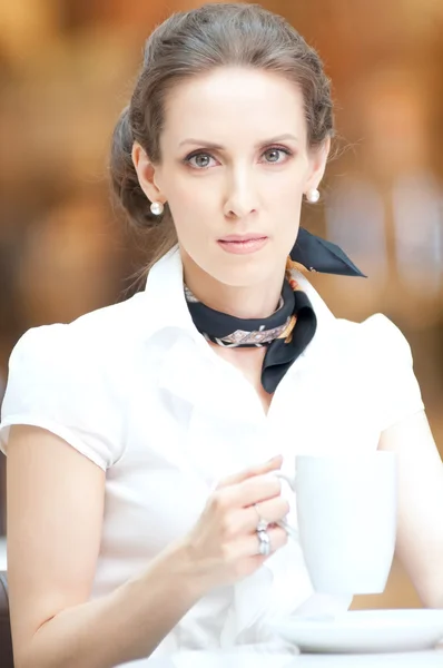 Femme d'affaires intelligente avec tasse de café — Photo