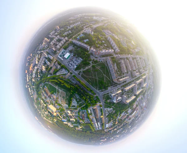 Vue aérienne de la ville depuis l'air - mode petite planète — Photo