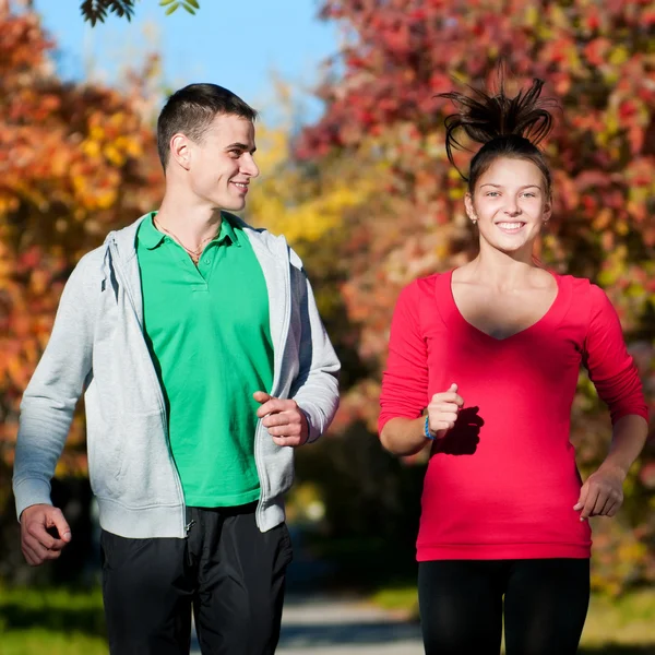 Ung man och kvinna jogging — Stockfoto