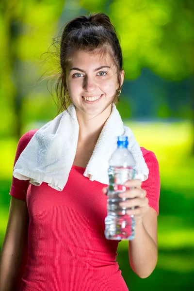 Jovem mulher água potável — Fotografia de Stock