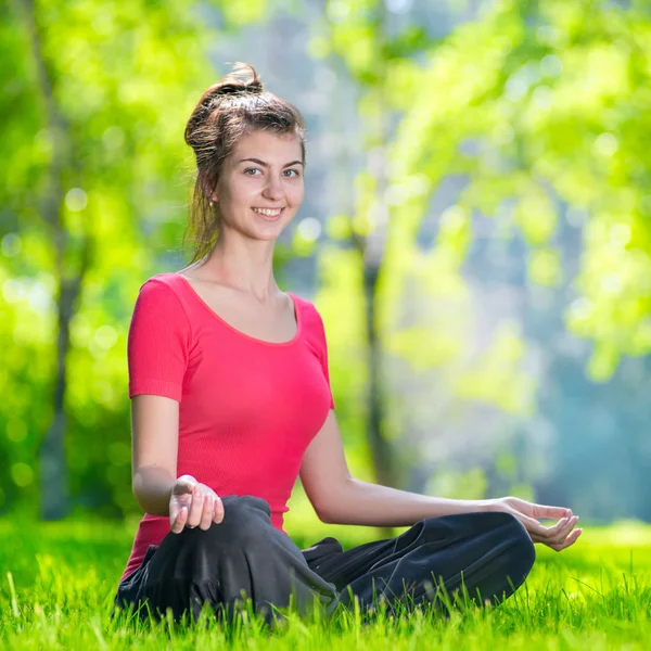 Junge Frau macht Yoga-Übungen — Stockfoto