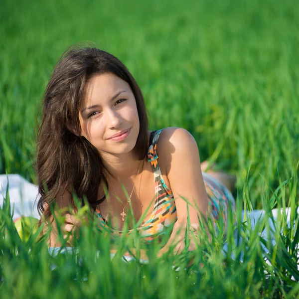 Fille heureuse sur herbe verte — Photo