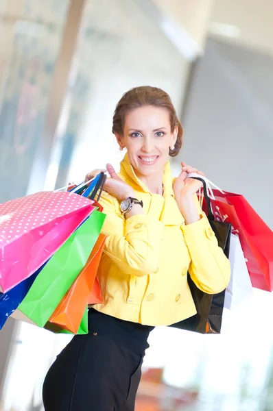 Winkelen vrouw met kleur zakken — Stockfoto