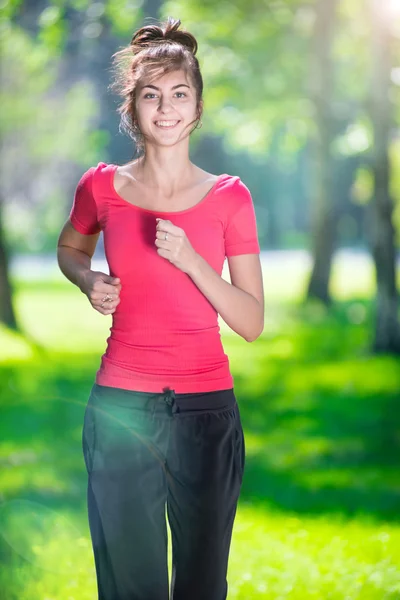 热流道-女人在绿色公园户外跑 — 图库照片