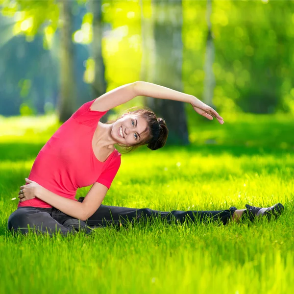 Stretching kvinna i utomhus sport motion. — Stockfoto
