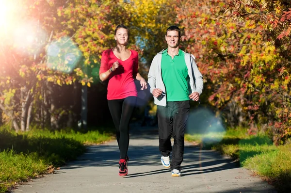 Jonge man en vrouw uitgevoerd — Stockfoto