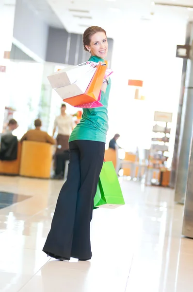 Mujer de compras con bolsas de color —  Fotos de Stock