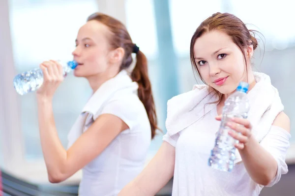 Kvinnor dricksvatten efter sport — Stockfoto