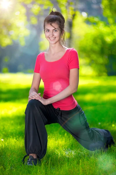 Estiramiento de la mujer en ejercicio deportivo al aire libre . — Foto de Stock