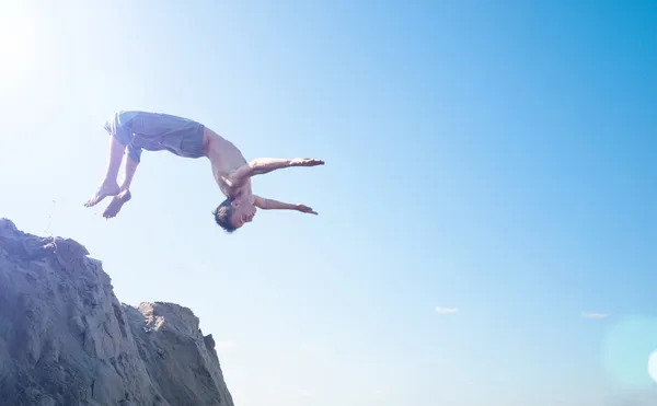 Aufgeregter junger Mann springt in die Luft — Stockfoto