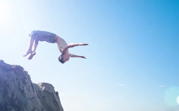 空気中のジャンプ興奮若い男 — ストック写真