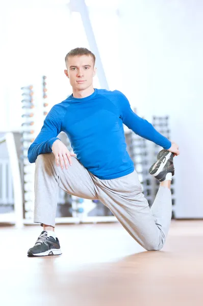 Mann macht Dehnübungen im Fitnessstudio — Stockfoto