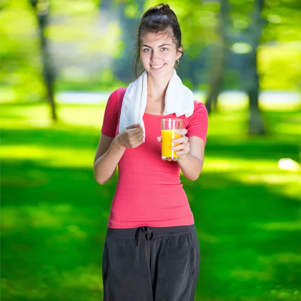 Donna che beve succo d'arancia fresco — Foto Stock