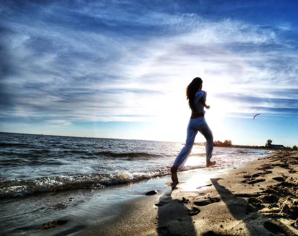 Sportovní žena v moře pobřeží — Stock fotografie