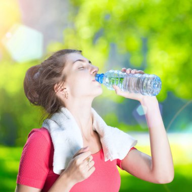 Su içen genç bir kadın