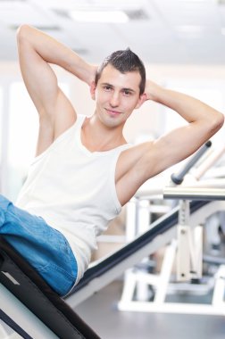 spor salonunda egzersiz yapan genç erkek