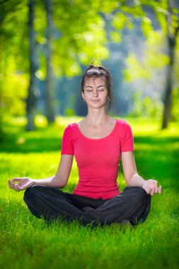 Yoga yapan genç bir kadın.