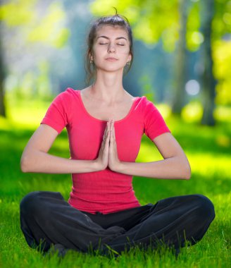 Yoga yapan genç bir kadın.